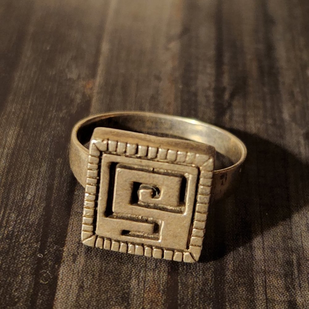 Vintage Sterling Silver Unique Design Ring  sz. 11  6.6g